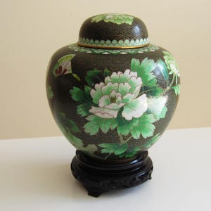 Cloisonne Ingwer Glas mit Ständer 20 cm hoch, Vintage Cloisonne Email mit Pfingstrosen und Schmetterling Ingwer Glas auf Holzständer