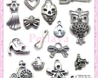 Mix de 30 breloques argentées fleur, chat, noeuds, coeur, cadenas, hiboux,.. REF456