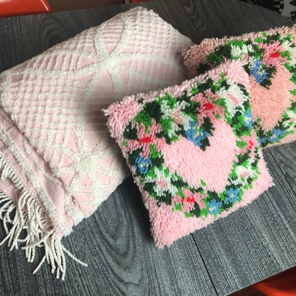 Vintage Chenille Blanket With 2 Pillows