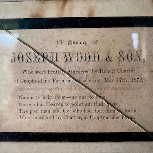 Rara cartolina commemorativa d'epoca con cornice - Il raccapricciante omicidio di Joseph Wood e di suo figlio da parte di Robert Charter a Pickering nel 1872