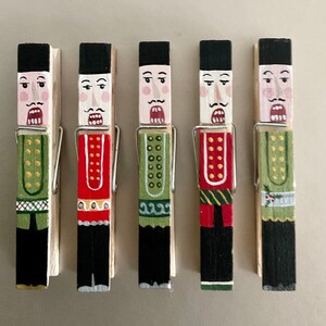 Prendedores de roupa para quebra-nozes pintados à mão Peridot e vermelho ~ clipes de cozinha festivos ~ exibição de cartão ~ espaços reservados ~ Papai Noel secreto