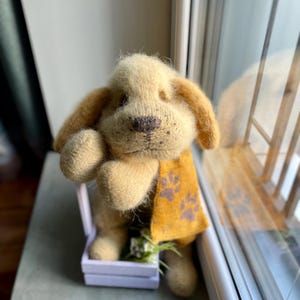 スカーフに入ったリアルなゴールデンレトリバーの子犬のニットぬいぐるみ ゴールデンレトリバーの子犬の大きなおもちゃ 18.5インチ リアルなおもちゃのゴールデンレトリバーの子犬