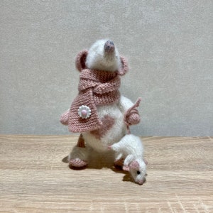 Häkeln Sie weiße Maus Mama und kleine Maus Baby Weiche Maus in einem Schal und Stiefel Häkeln Tier Realistische Maus Spielzeug Baby Spielzeug Maus Spielzeug Maus