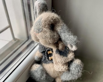 Gebreid speelgoed konijntje alpaca: Holland Lop in Clothes