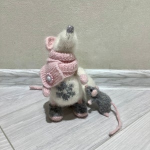 Häkeln Sie weiße Maus Mama und kleine Maus Baby Weiche Maus in einem Schal und Stiefel Häkeln Tier Realistische Maus Spielzeug Baby Spielzeug Maus Spielzeug Maus