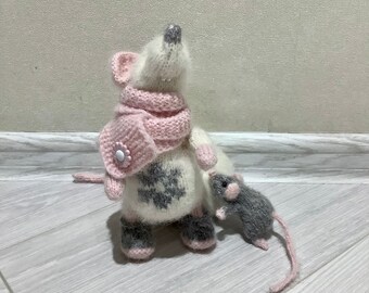 Häkeln Sie weiße Maus Mama und kleine Maus Baby Weiche Maus in einem Schal und Stiefel Häkeln Tier Realistische Maus Spielzeug Baby Spielzeug Maus Spielzeug Maus