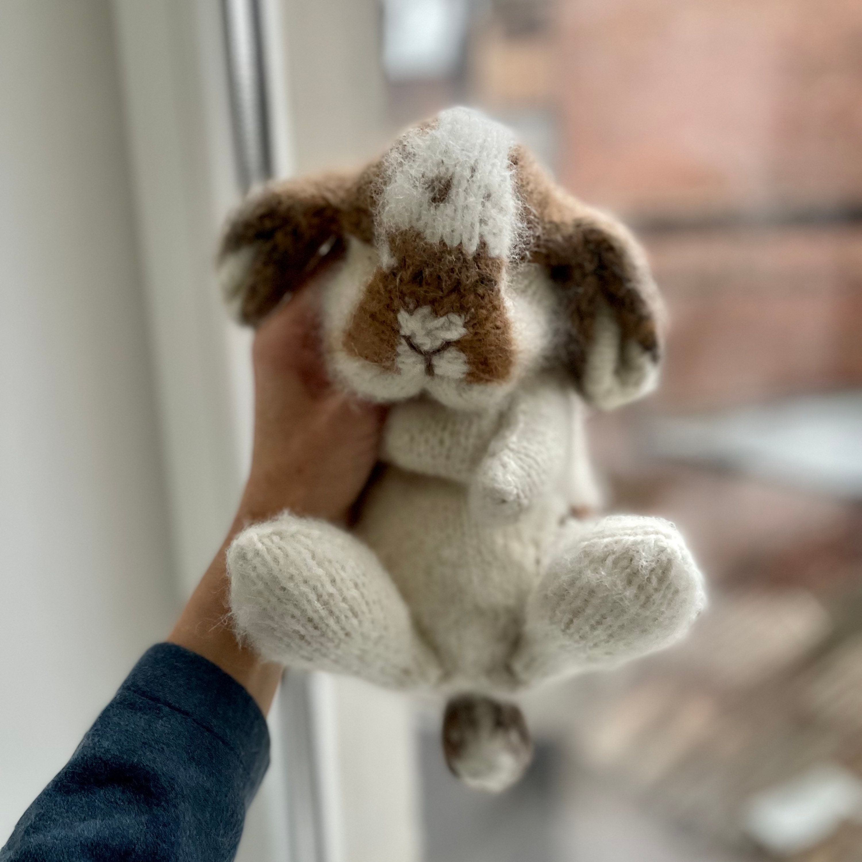 Реалистичный вязаный кролик, изготовленный на заказ крючком