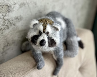 Peluche di procione lavorato a maglia: animale di peluche fatto a mano in lana e alpaca