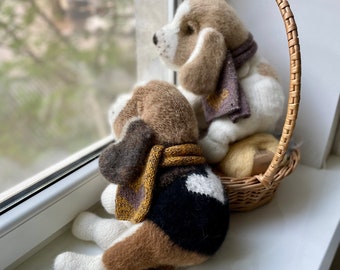 Zwei gestrickte realistische Beagle-Welpen in einem Schal. Plüschtier für Welpen. Gestrickte realistische Beagle-Welpen. Gehäkelte realistische Welpen. Gestrickte Tiere