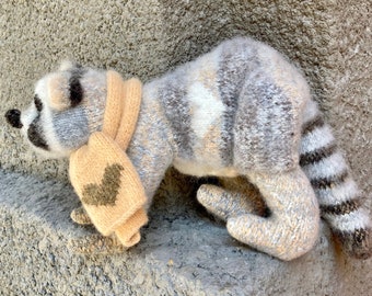 Gestrickter Waschbär mit Schal Gehäkelter realistischer Waschbär Waschbär Stofftier Großer realistischer Waschbär Realistisches Spielzeug Waschbär Stoffwaschbär Waschbär