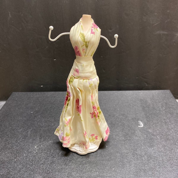 Dress chain holder figurines 8” tall