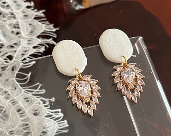white christmas jewelry, holiday party and new year earrings, Pearly White and gold statement earrings, art deco lightweight bridal earrings