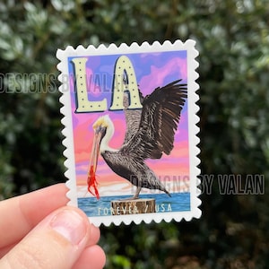 Adesivo impermeabile ispirato al timbro della Louisiana con un pellicano che tiene un gambero e uno sfondo al tramonto