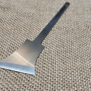Coltello da intaglio fatto a mano con lama grezza