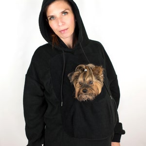 Hondendraaghoodie in zwart, warme fleece voor kleine honden, trui voor hondenmama