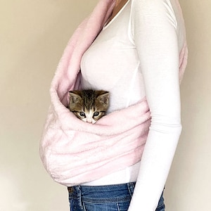 Caixa de transporte de pelúcia Minky Cat – Sling macio, reversível e aconchegante para o frio e conforto diário