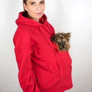 Rode fleece kangoeroe-draagtas met capuchon: kleding voor kleine honden