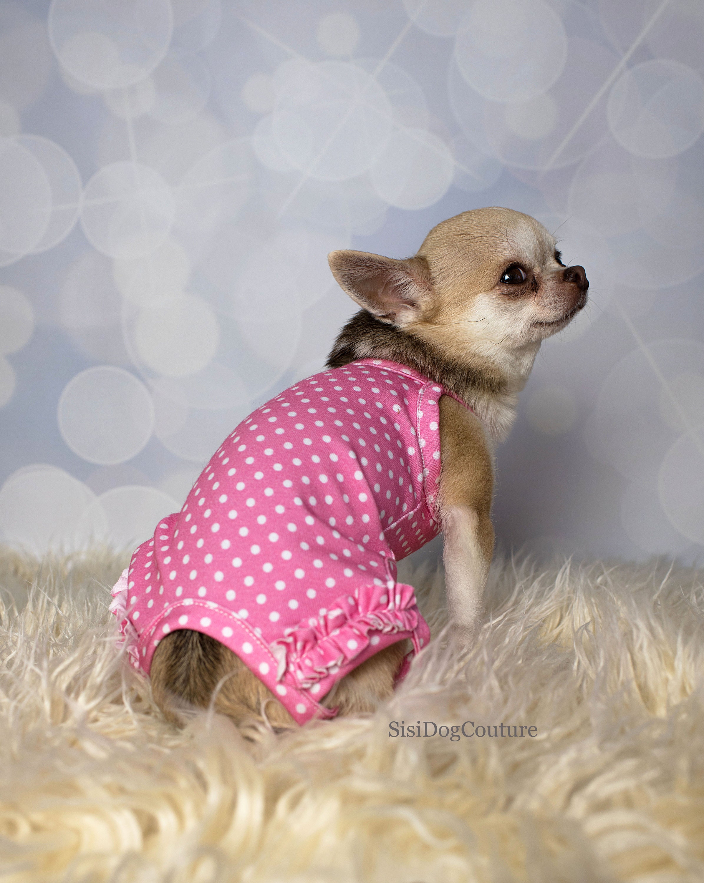 ピンクの水玉模様のコットン犬用ジャンプスーツ：フリル付きペット服