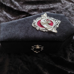 Beautiful Unique Gothic Coffin Storage Jewellery Wedding Engagement Ring Box Trinkets with Bat Travel Case