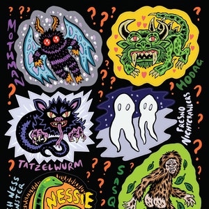 Op de afbeelding: Een set van 6 kleurrijke stickers met illustraties van mythische wezens, waaronder de Mothman, de Hodag, de Tatzelwurm, Nessie en de Sasquatch. De stickers zijn op een zwarte achtergrond en hebben een retro cartoon-stijl. De tekst "CRYPTID Stickers!" staat onderaan de afbeelding.