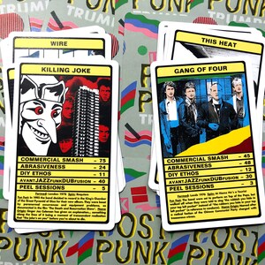 以下が含まれることがあります： ポストパンク・トランプゲームのカード2枚。カードには、キリング・ジョークとギャング・オブ・フォーが描かれている。カードは白地に黒と黄色の文字と画像。カードには、各バンドの商業的成功、攻撃性、DIY精神、アヴァン・ジャズ・ファンク・ダブ・フュージョン、ピール・セッションなどの統計が記載されている。