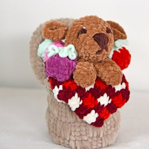 Gehaakte puppy in een fruitmand, gehaakte puppy, gehaakte knuffel, unieke knuffel
