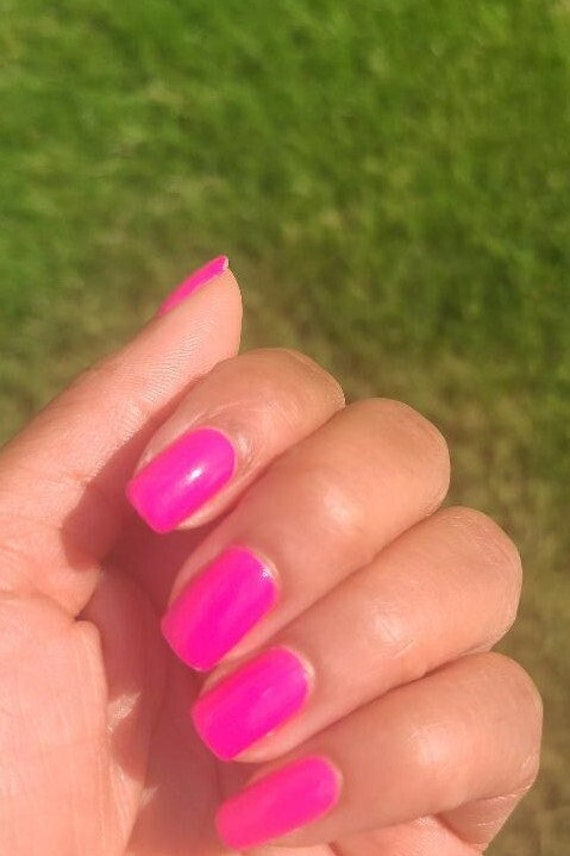 Tips of hot pink nails became cloudy after applying top coat? : r/Nailpolish