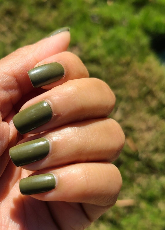 DeBelle Gel Nail Lacquer Creme Pastel Olive Green Olive jade (8 ml)