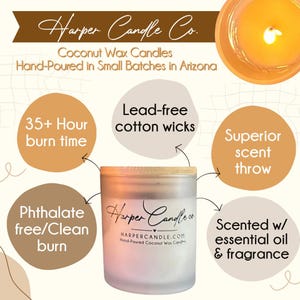 Może przedstawiać: Cylindryczna świeca z drewnianą pokrywką, oznaczona jako "Harper Candle Co." i "Coconut Wax Candles". Cechy obejmują czas palenia 35+ godzin, bawełniane knoty bezołowiowe i doskonałe rozprzestrzenianie zapachu. Świeca jest perfumowana olejkami eterycznymi i zapachem.