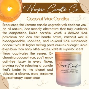 Może przedstawiać: Zapalone świeca i świeca w słoiku z drewnianą pokrywką. Świeca w słoiku ma etykietę z napisem "Harper Candle Co." i "Hand-Poured Coconut Wax Candles". Tekst wspomina r&oacute;wnież wosk kokosowy.