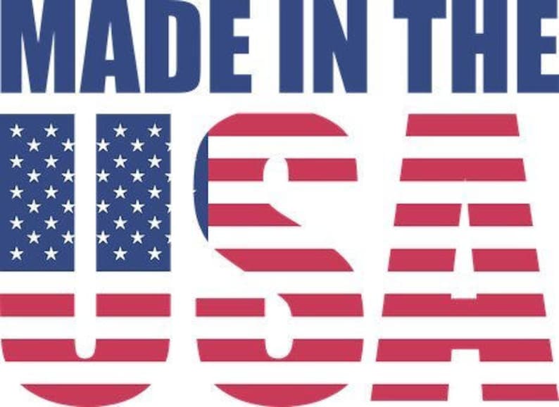 K&ouml;nnte beinhalten: Made in the USA Grafik mit den Buchstaben U und S in Form der amerikanischen Flagge. Die Buchstaben sind rot, wei&szlig; und blau.