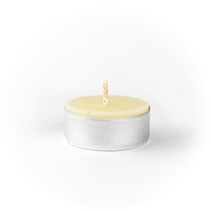 Confezione da 6 lumini bianchi in cera d'api senza profumo, confezione di candele per lumini. Tealight ecologici versati a mano completamente naturali immagine 3