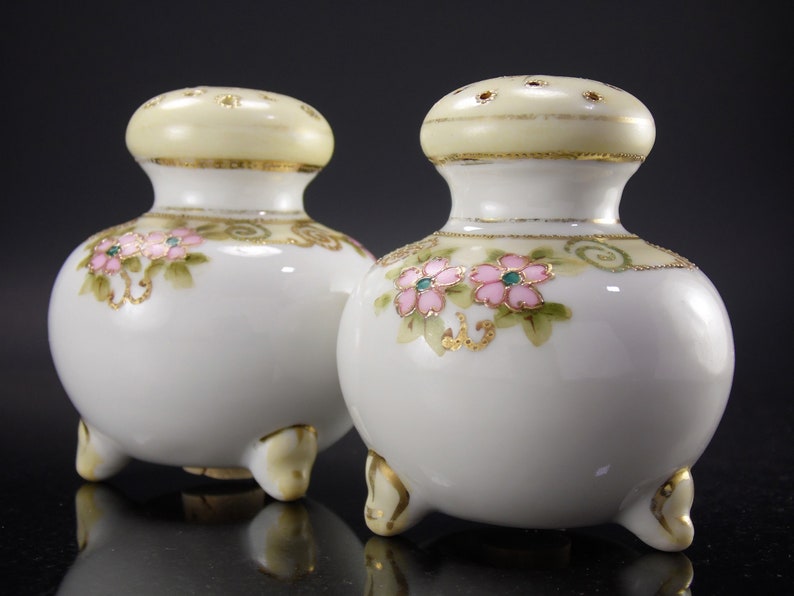 Rare Antique Japanese Nippon Hand Painted Moriage Gold Trim Floral Scroll Fine Bone China Ceramic Salt /& Pepper Shaker Set Made in Japan