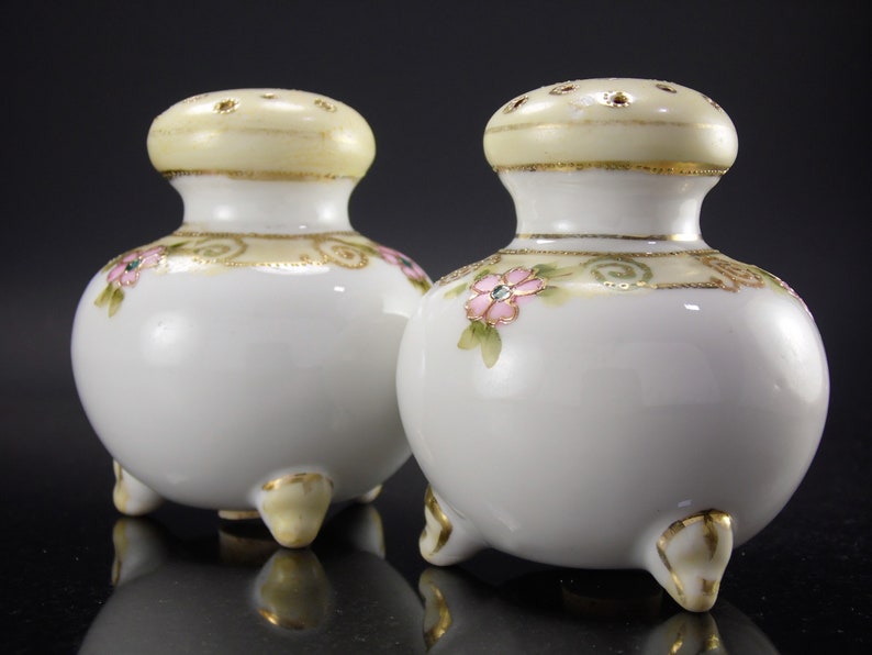 Rare Antique Japanese Nippon Hand Painted Moriage Gold Trim Floral Scroll Fine Bone China Ceramic Salt /& Pepper Shaker Set Made in Japan