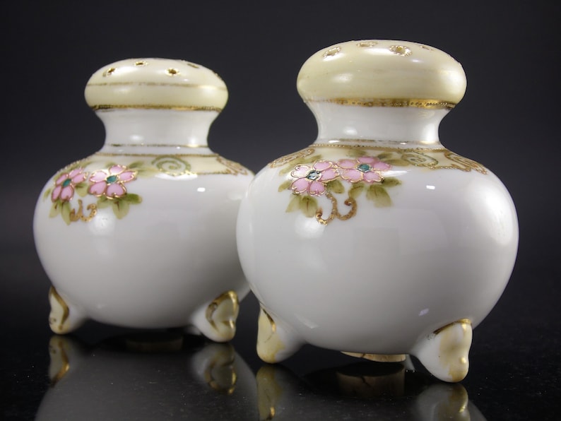 Rare Antique Japanese Nippon Hand Painted Moriage Gold Trim Floral Scroll Fine Bone China Ceramic Salt /& Pepper Shaker Set Made in Japan