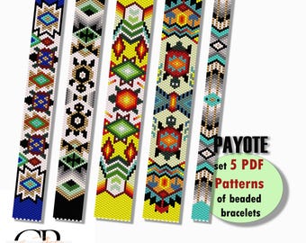 Könnte beinhalten: Satz von fünf PDF-Mustern für Perlenarmbänder in verschiedenen Farben und Designs. Die Muster sind mit "PAYOTE set 5 PDF Patterns of beaded bracelets" beschriftet.