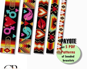Könnte beinhalten: Set mit fünf Perlenarmbandmustern in Peyotestich. Die Muster zeigen Herzen, Vögel und geometrische Designs in Rot, Orange, Gelb, Blau und Schwarz.