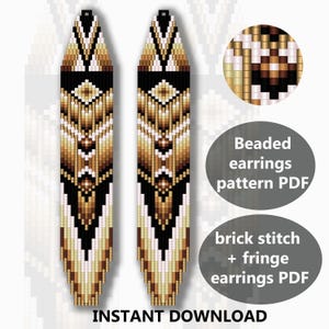 Pode incluir: Um par de brincos longos de contas com um padrão geométrico em tons de marrom, preto, branco e dourado. Os brincos são feitos com ponto de tijolo e franja. A imagem inclui o texto "Padrão de brincos de contas PDF" e "Ponto de tijolo + brincos com franja PDF".