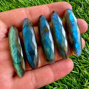 Labradorita natural talla marquesa rosa: Azul fuego (12 x 48 mm)