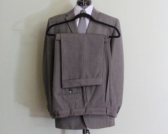 1950's-60's Grey Wash & Wear traje vintage de 2 piezas para hombre de SEARS Fashion Tailored Clothes, 3 botones, pantalones plisados con puños, hecho en EE.UU., 40