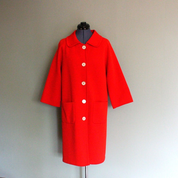 Manteau I. MAGNIN rouge vintage des années 1940 pour femme 100 % laine conçu par la Marchesa di Gresy avec des boutons en abalone, manches raglan, fabriqué en Italie, 6