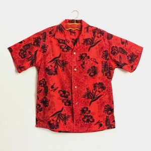 Camisa hawaiana vintage para hombre, 100 % algodón, años 50, HECHA EN HAWÁI, con una sola aguja, detalles dorados, dobladillos con orillo, botones metálicos Tiki, talla mediana.