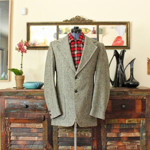 1970&#39;s Gray Wool Tweed Vintage men&#39;s Jacket Sport Coat by PENNEYS TOWNCRAFT with Patch Pockets, Decorative Rear Belt, 40 Long