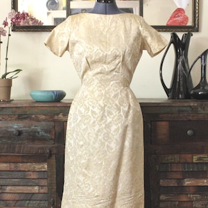 1950er bis 60er Jahre Wie neues Jacquardgewebe mit Lurex Blumenmuster Vintage Abendkleid von GALLANT CALFONIA