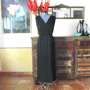 Vestido formal vintage SOPHISTICATED MISS Califórnia, anos 60, preto, de viscose, comprimento até o tornozelo, sem mangas, com decote profundo na frente e nas costas, 35 x 28 x 35