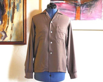 1950&#39;s-60&#39;s  Gabardine Weave Rayon Vintage Men&#39;s Shirt IDLEWHILE CUSTOM CASUALS with Loop Collar, Two Pockets, Single Needle, Like New, S
