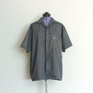 Camisa hawaiana vintage para hombre de algodón y poliéster verde oscuro de los años 60 de IOLANI con cuello de lazo y bordado atómico, hecha en Hawái, talla GRANDE