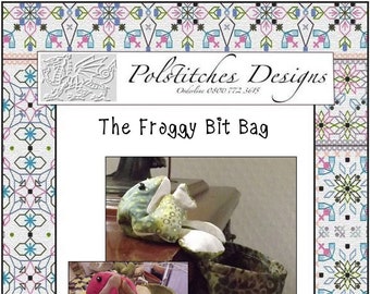 Könnte beinhalten: Ein Bastel-Schnittmuster mit dem Titel "The Froggy Bit Bag" mit dekorativem Rand. Das Bild zeigt eine fertige Tasche im Frosch-Design und ein kleineres Bild eines rosa Frosches. Das Projekt misst ca. 28 x 13 cm im fertigen Zustand.