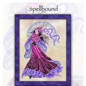 Könnte beinhalten: Kreuzstichmuster mit einer lila und pinkfarbenen Hexe mit Hut und wallendem Umhang. Das Design heißt "Spellbound" und stammt von Joan Elliott Design.