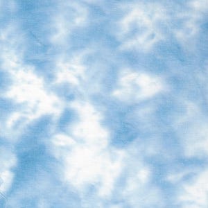 以下が含まれることがあります： 淡い青と白の様々な色合いのタイダイ柄が施された布地。テキスタイルの表面全体に柔らかい雲のような外観を作り出しており、青と白の領域の間には滑らかなグラデーションが見られます。